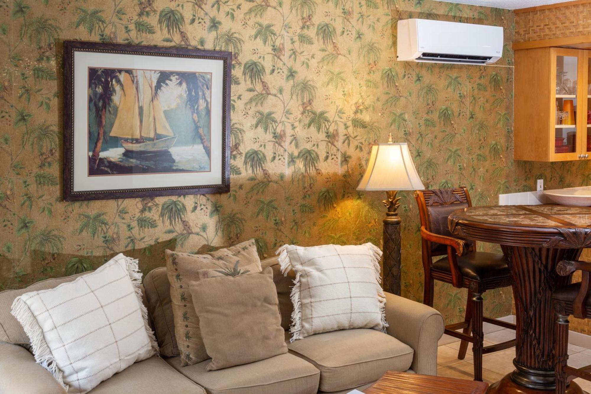 Lotus Suite, 1 Bedroom, Sleeps 4, Pool & Bbq, Pre-Renovation Summer Sale 基黑 外观 照片